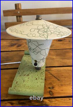 Atomic Mid-Century Modern Fiberglass Metal Base UFO Saucer Shade Table Lamp Art